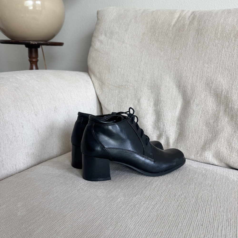 VTG Black Faux Leather Lace Up Block Heel Booties 8.5M Mootsies Tootsies - Picture 3 of 10